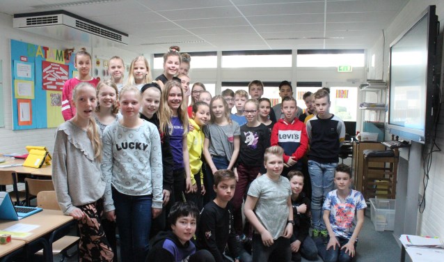 De leerlingen van groep 8 van CBS De Arke in Burgum doen mee aan 'Adopteer een monument'.