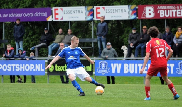Durk de Haan van VV Buitenpost (links) verstuurt een pass.