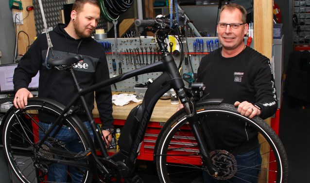 Daniël de Jong en Iede de Boer in de open werkplaats.