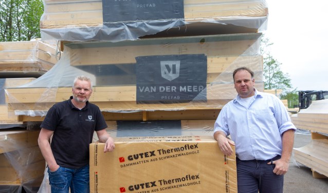 Foppe Land en Foppe van der Meer voor wanden gemaakt volgens het nieuwe systeem met houtwol isolatiemateriaal.