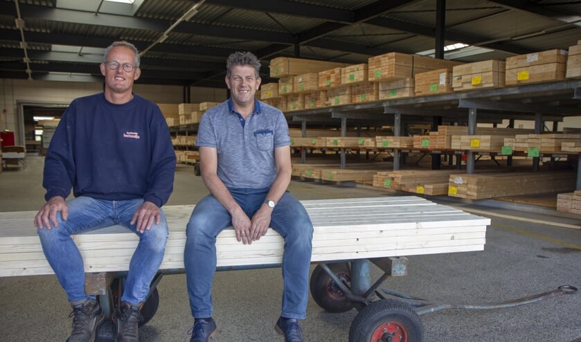 Jacob Barkmeijer en Jan Kempenaar in één van de opslagloodsen van Houthandel Barkmeijer aan de Riddersmaweg in Kollum.
