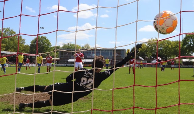 Jari Slort geeft keeper Nick Baars van FC Lisse geen kans en benut depenalty: 1-0. Bekijk ook het filmpje via de ActiefPlus-app.