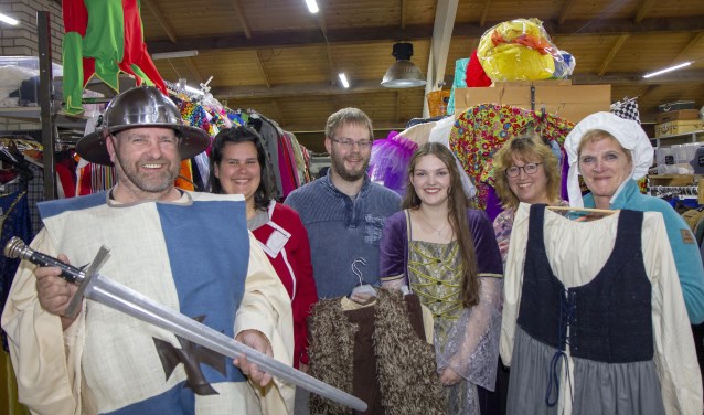 De vrijwilligers bij het Observeum die de middeleeeuwse dag organiseren, v.l.n.r. Geert Leistra, Jennifer Eerdmans, Melvin van der Veen, Mirjam Zijlstra, Carla Buscher (van kledingverhuurbedrijf Outfit) en Ant Wiersma.