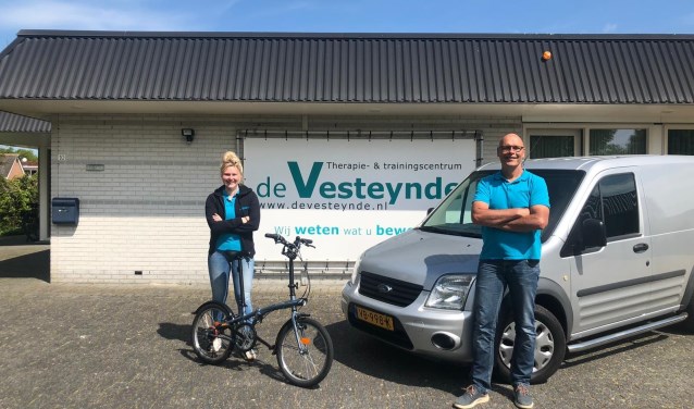 Fysiotherapeut Floor van Loenen en eigenaar Kornelis Bijlsma voor het pand van De Vesteynde in De Westereen.