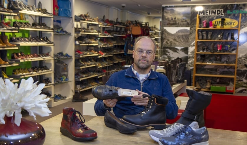Ervaring leerde Sjoerd Lampers dat de binnenkant van een schoen de waarde van het schoeisel bepaalt.