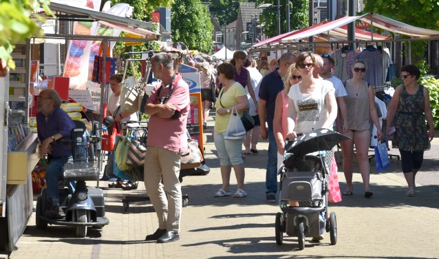 De Schoolstraat tijdens een voorgaande editie van de Midzomermarkt in Burgum.