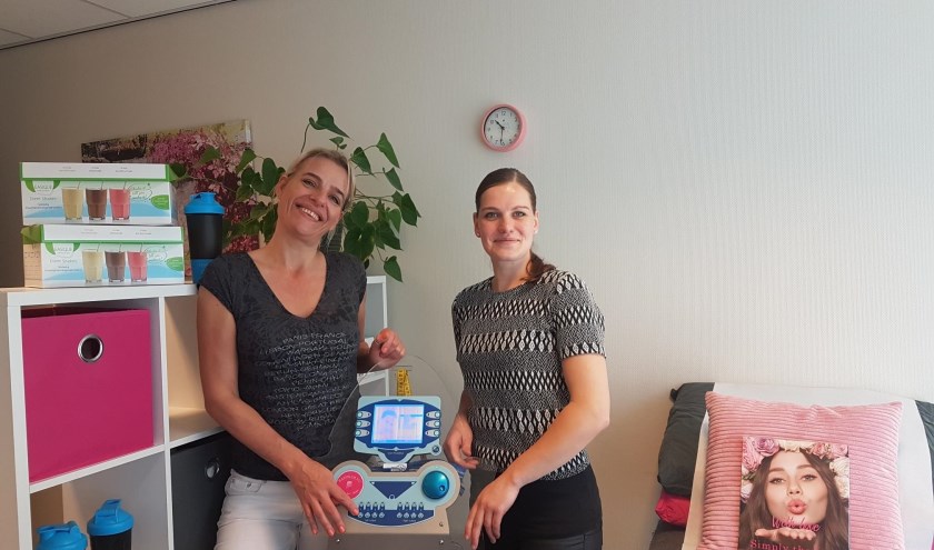 Caroline van der Meulen en Berber Könning in de studio in Sneek, één van de vijf vestigingen in Friesland.