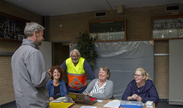 Vrijwilligers bij het startbureau van de avondvierdaagse in Dokkum