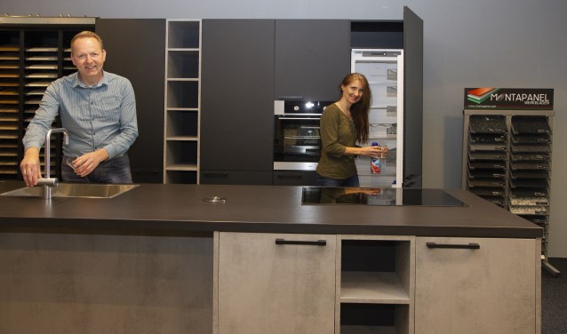 Rob en Jannie Wijnstra tonen in de showroom een grote verscheidenheid aan keukens en mogelijkheden.