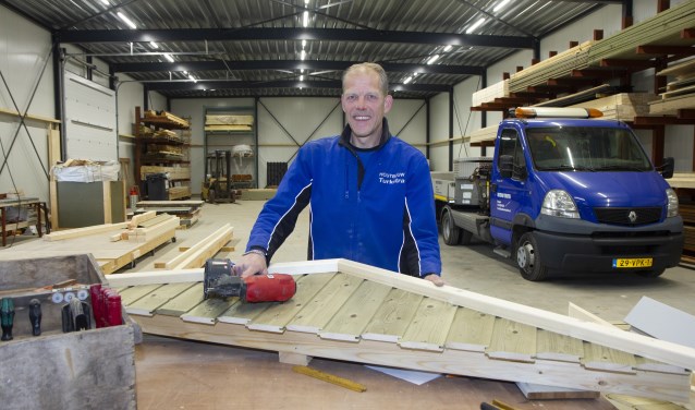 Menno Turkstra kocht op de Dukatenwei 10 in Burgum een eigen timmermansloods. Hier maakt hij de prefab-onderdelen op maat.