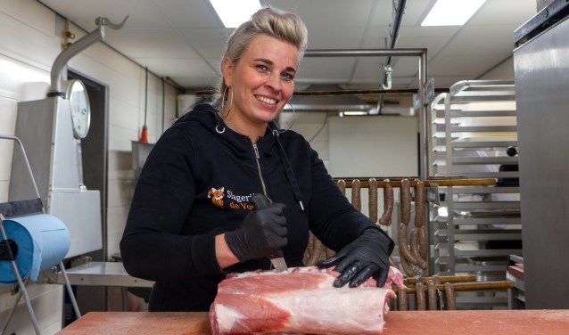 Maaike de Boer snijdt spareribs uit. Ook de worst op de achtergrond is van eigen fabricaat.