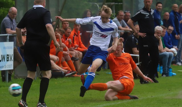 Yannick Hoekstra van Kollum (oranje tenue) probeert Jorn Geert Kramer van Rijperkerk het spelen te beletten.