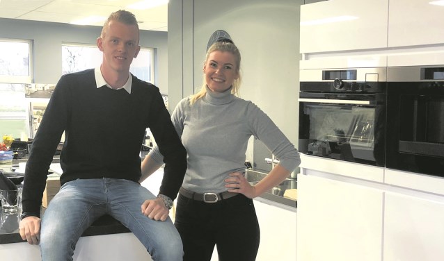 Ondernemer Wietse Kuipers met rechts gastvrouw Elianne Beerstra. “Mooi wonen, daarvoor ga ik als ondernemer. Daarbij wil ik het de mensen zo gemakkelijk mogelijk maken.”