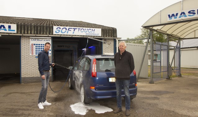 Anne Jan (l.) en Yde Lourens (r.). Autobedrijf en carwash De Zwette bestaat 25 jaar. Achter de carport het dak met zonnepanelen.