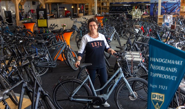 Marga de Boer is in haar element in de showroom. De Boer Tweewielers heeft meer dan 250 fietsen op voorraad.