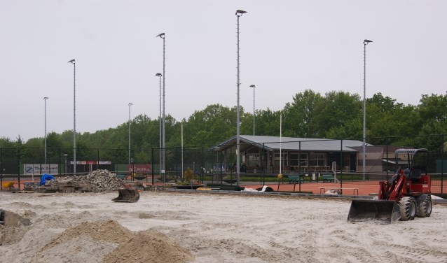 Op het open tennispark van TSO in Surhuisterveen worden de padelbanen aangelegd.