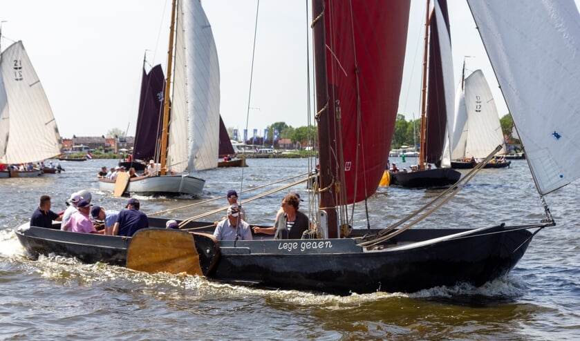 Het team van de Noord Nederlandse Draadindustrie op de praam Lege Geaen.