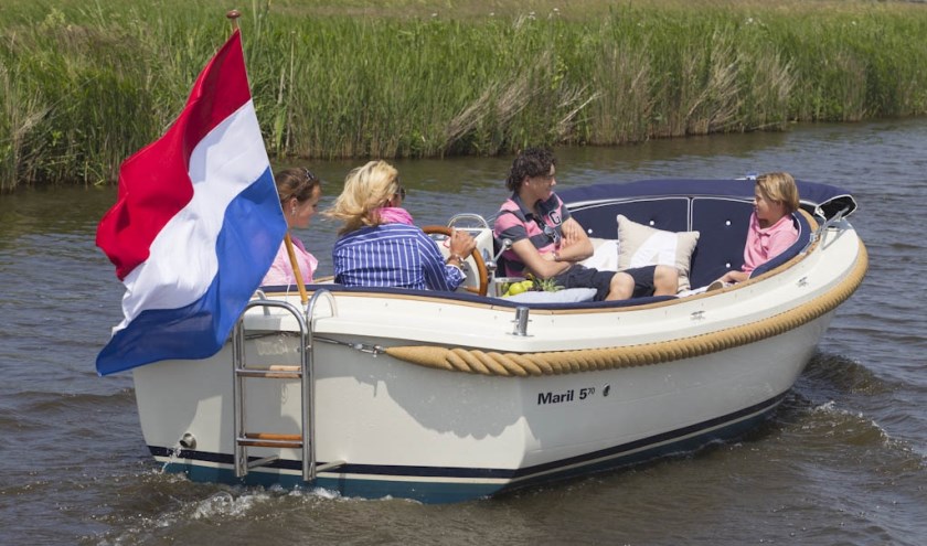 Huur een luxe sloep bij verhuurbedrijf Alde Feanen in Earenwâld en geniet van een heerlijke ontspannen dag op het water.