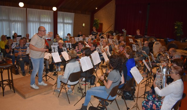 De Lofstem in Sumar repeteert voor het jubileum, onder leiding van dirigent Jan Geert Nagel.