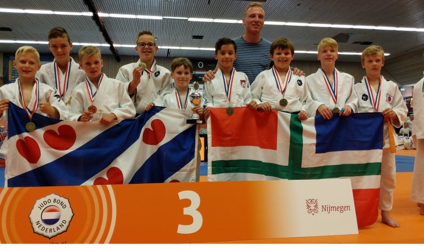 De jongens van de Judo Kings staan op de foto met internationaal toptalent Frank de Wit die de medailles namens de judobond uitdeelde.