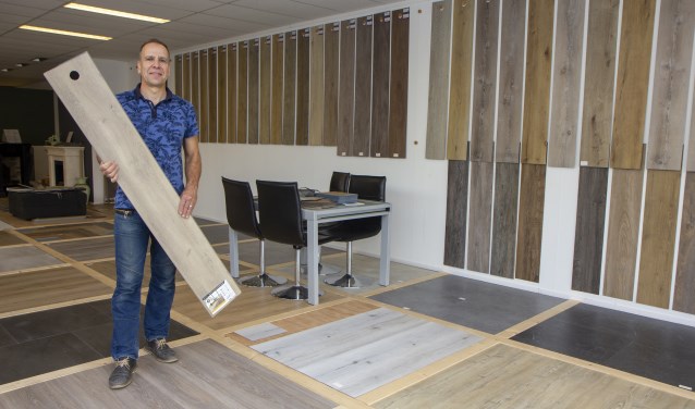 Klaas Algra van Tabak Keukens in Drachten toont de vele opties die er zijn in PVC en keramische tegels.