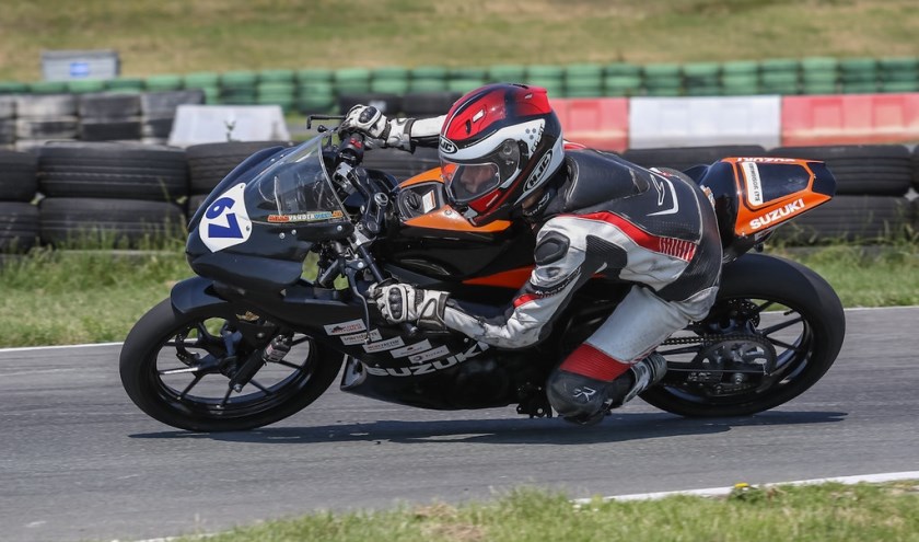 Milan van der Veen in actie op zijn motor.