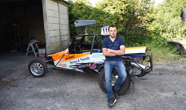 Arjen Kooistra uit Garyp met z'n crossauto (2000 cc-Sprintklasse).