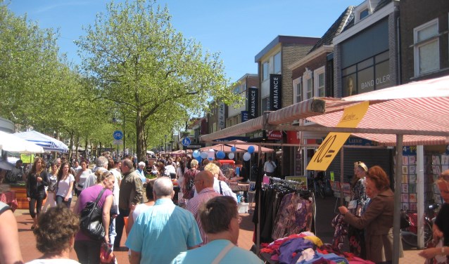 Een impressie van de drukte op de vorige editie van de Drachtster braderie. Het filmpje laat een optreden van de Wettertoerkapel zien, deze treden op om 19.00 uur.