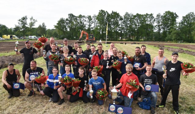 De prijswinnaars in de verschillende klassen werden gehuldigd op het middenterrein van het crossterrein en poseerden graag even voor de fotograaf.