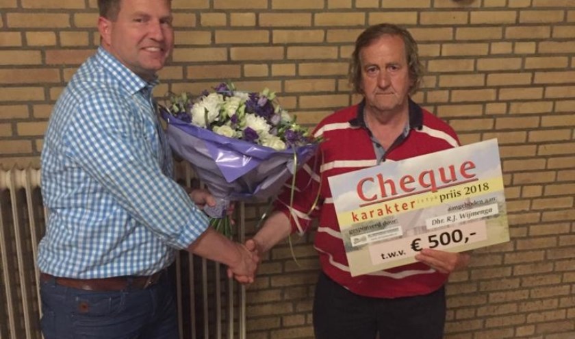 Taeke Offringa van Bouwbedrijf Swart en Romke Wijmenga zijn content met de Karakteristykpriis 2018.