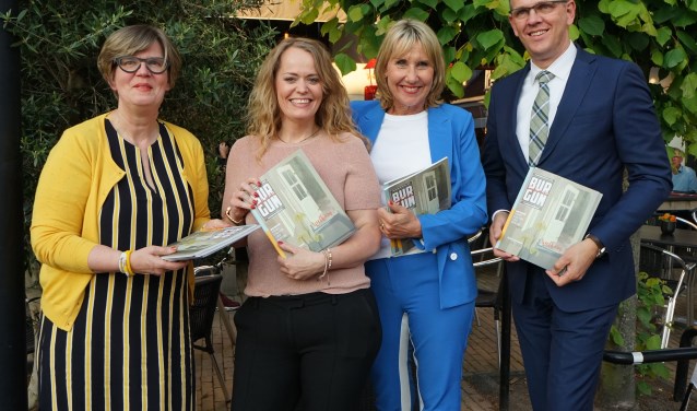 Aline Sprokkereef, Mirjam Kooi, Miriam Meijer en burgemeester Jeroen Gebben.