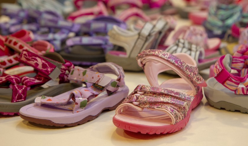 Het is de tijd van de sandalen. Ook bij Lampers Schoenen in Burgum is volop keus.