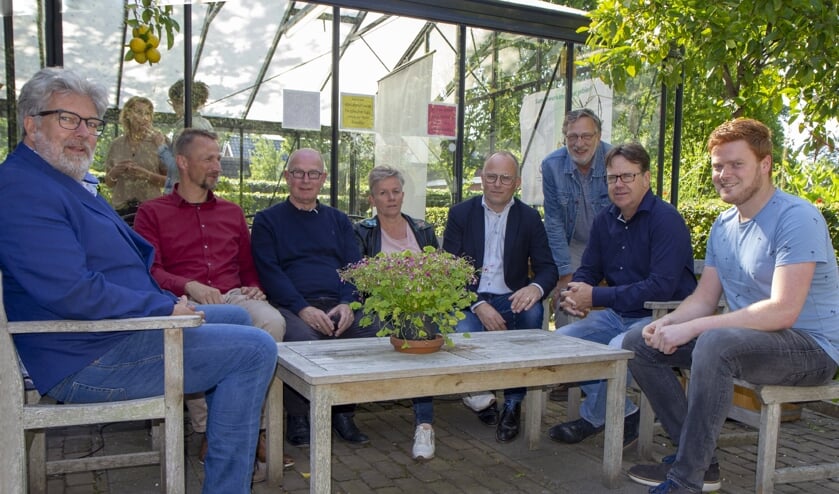Jan Veenstra (bestuur Comprix), Roelov Kuipers (bibliotheek) Cees Dijkstra (directeur Paadwizer), Ina van der Vlugt (directeur de Trime), wethouder Postma, Symen Sybrandy, (voorzitter Klaverblêd), Wim Kunnen (voorzitter V.V. De Sweach en Ruben Rohaan van Scouting BA-OW die een website maakte naar aanleiding van dit project. Alle partijen kunnen zich hier presenteren en zo de verbinding maken. Zie met je app het filmpje achter de foto.