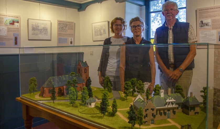 De leden van de Commissie Westernijkerk bij de permanente expositie over de Jeppemastate in de kerk. Titia Jippes - de Boer, Lolkje van der Kooi en Meindert Steen. Jan Bosselaar ontbreekt. Bekijk het filmpje met je app.