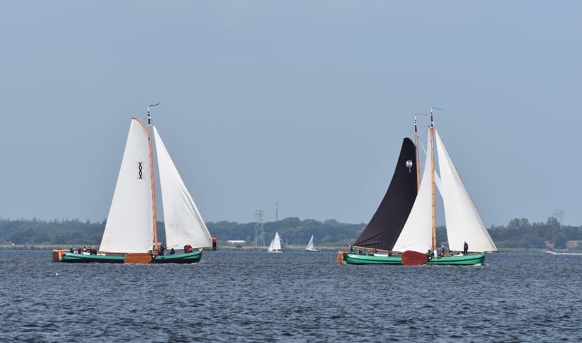Andries Brouwer verslaat met De Reuzen uit Akkrum (rechts) opnieuw de rest van de kleine a-klasse.