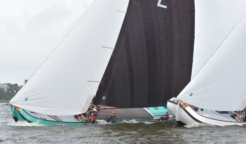 Lemmer passeert Akkrum (rechts) op de Langwarder Wielen.