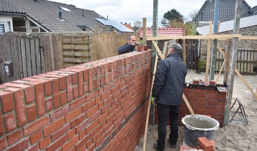 Bouw unieke tuinmuur in Hallum gestart - Weekblad Actief