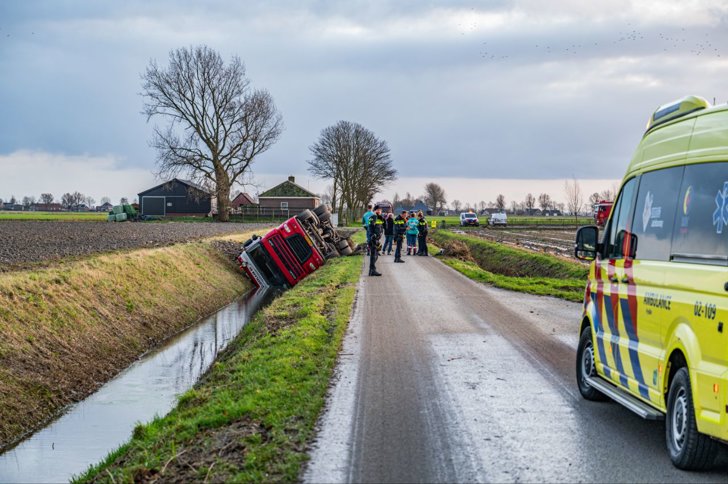 Vrachtwagen Met Bieten Belandt In Sloot - Nieuws Uit Het Noorden En ...