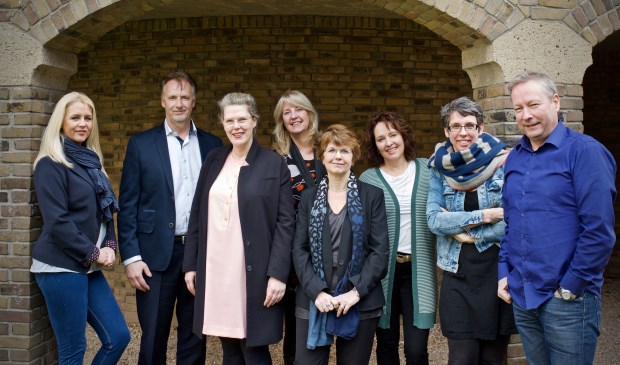 Het verkoopteam van Uitkijkpost Media en Kennemerland Uitgevers met Frits Raadsheer (tweede van links) en Janneke Mars (derde van links).