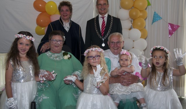 Foto: Het bruidspaar geflankeerd door burgemeester Van Hedel en Elly Florax (BABS) en hun kleinkinderen. Foto: Marion Verhaaf