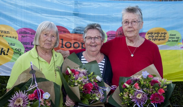 Vrijwilligers Alie Bosscha, Els Koelewijn en Willie Oosting werden in het zonnetje gezet. Foto: Marion Verhaaf