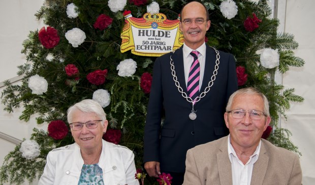 Jan en Marian Holtslag-van Tilburg met burgemeester Van Hedel. Foto: Marion Verhaaf