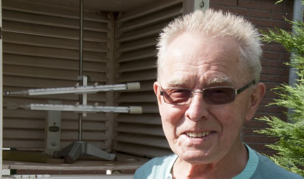 Catrinus Dijkstra bij zijn weerstation in de tuin.