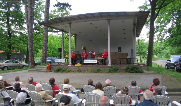 Old iezer jazzband in de Muziekkoepel Eerbeek