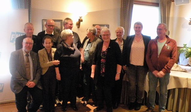 De jubilarissen en Marleen Pasman (2de van links).Foto: FNV de LIemers (H. Loos)