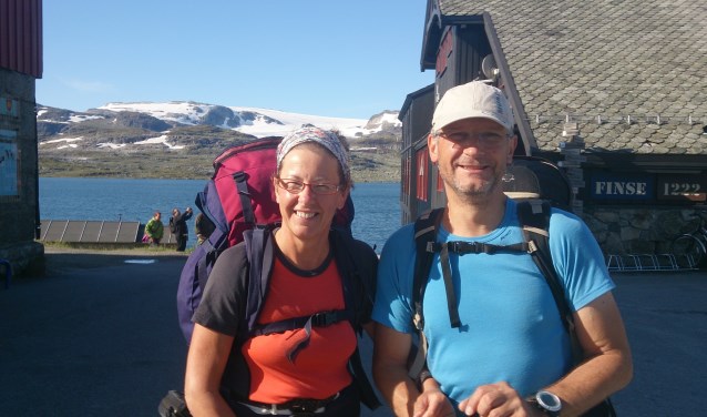 Janet en Gert tijdens een wandelvakantie, op het treinstation van Finse. Het hoogst gelegen station tussen Oslo en Bergen, op 1222 meter. ,,Nederland is en blijft mijn vaderland, maar ik voel me erg verbonden met Noorwegen, dat ik mijn thuisland noem. Na de aanslag op Utøya heb ik sterk overwogen om de Noorse nationaliteit aan te nemen. Maar er is nog steeds iets in me wat dat tegen houdt, wat precies kan ik niet met woorden benoemen. Hoe da