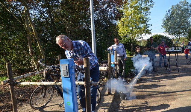 Openingshandeling van De Waay. Op de foto Rut IJzermans, Dorpsraad Loo en Theo Kampschreur, voorzitter projectgroep. (Eigen foto)