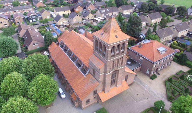 Zandse Kerk met mortuarium en pastorie. (foto: N. Hubers)