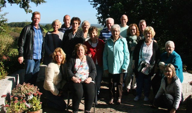 Oom en tantes met neven en nichten van de familie Pouwels.Staand van links naar rechts: Sjaak Pouwels, Gonnie de Nijs, Peter Pouwels, Heleen Pouwels, Nel Pouwels-de Bruin, Lilian Eshuis, Piet Pouwels, Coby Pouwels-Jacobs, Pieter Pouwels, Petra Eshuis, Niki de Nijs, Mia Pouwels-Verbeet.Voorste rij zittend/gehurkt: Els Pouwels, Bianca Eshuis, Annie de Nijs-Pouwels en Alga Eshuis.Niet aanwezig op foto: Carla Eshuis, Anke Eshuis, Karin Pou