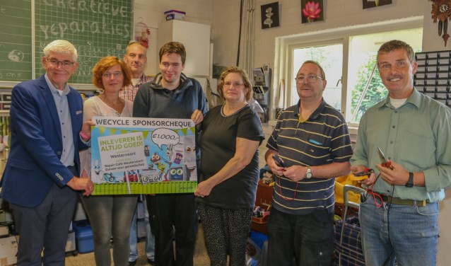 Cheque wecycle voor Repaircafé Westervoort-Duiven. (foto: Karlo Bolder)